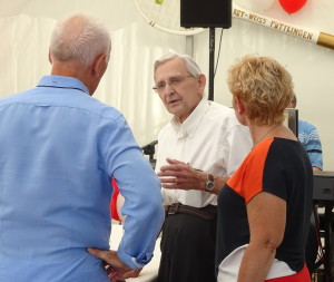 Ehrenvorsitzender Hans Helmut Fischer im Gespräch mit Bürgermeisterin Denise Klein und 2. Vorsitzenden Bodo Sewarte